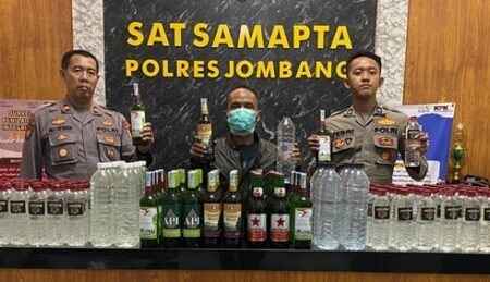 Polres Jombang Panen Ratusan Botol Miras dari Penjual di Ploso foto beritajatim