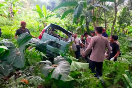 Korban Tewas Mobil Masuk Jurang di Pacet Mojokerto Jadi 2 Orang foto beritajatim