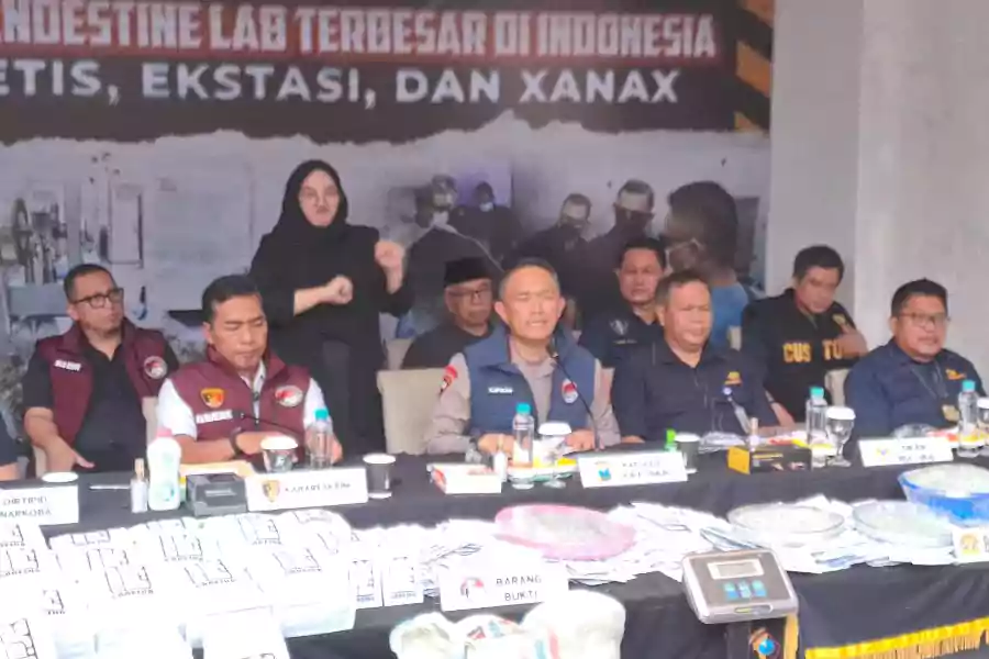 Polisi membongkar pabrik narkoba alias clandestine laboratory narkotika sintetis terbesar di Indonesia yang ada di Malang.