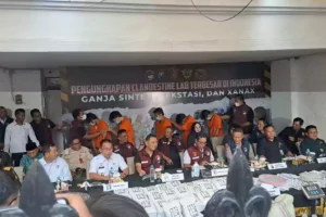 Polisi membongkar pabrik narkoba alias clandestine laboratory narkotika sintetis terbesar se-Indonesia yang ada di Kota Malang.