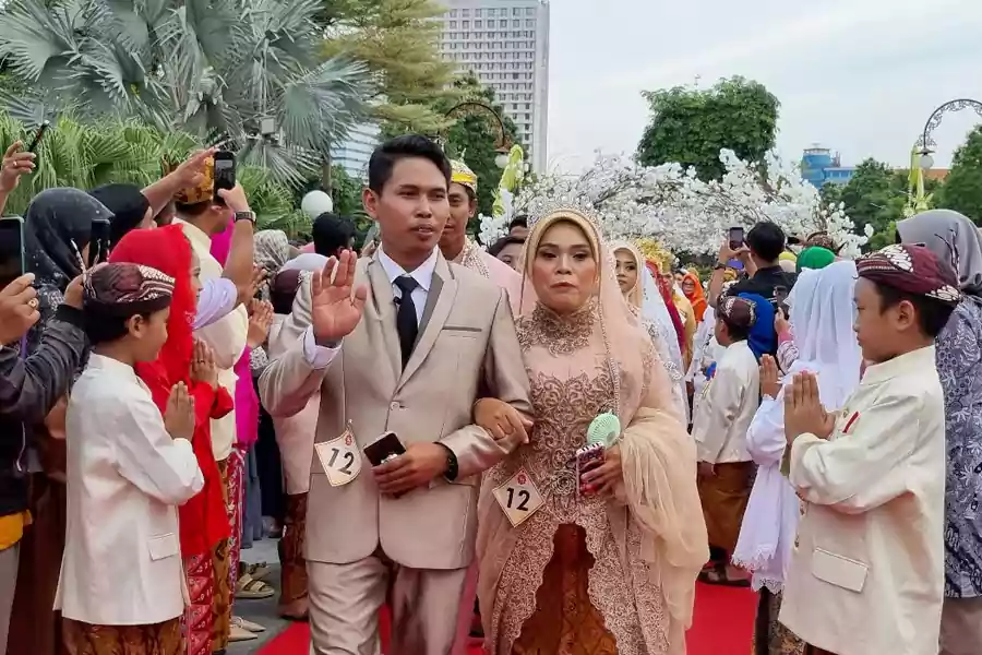Prosesi Nikah Massal Pemkot Surabaya (Foto: Rama Indra/Beritajatim.com)