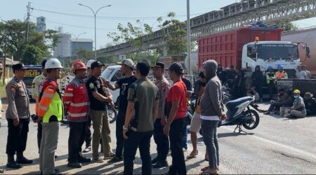 : Aksi warga di depan perusahaan yang bertempat di Socorejo. [foto: Diah Ayu/beritajatim.com]