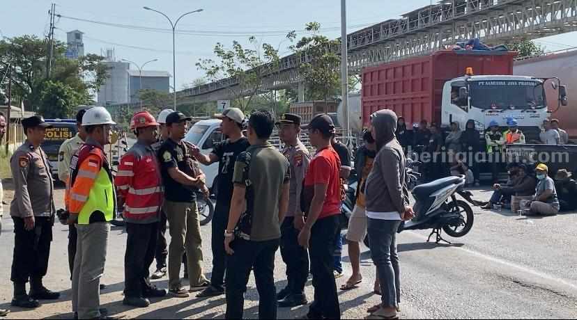 : Aksi warga di depan perusahaan yang bertempat di Socorejo. [foto: Diah Ayu/beritajatim.com]