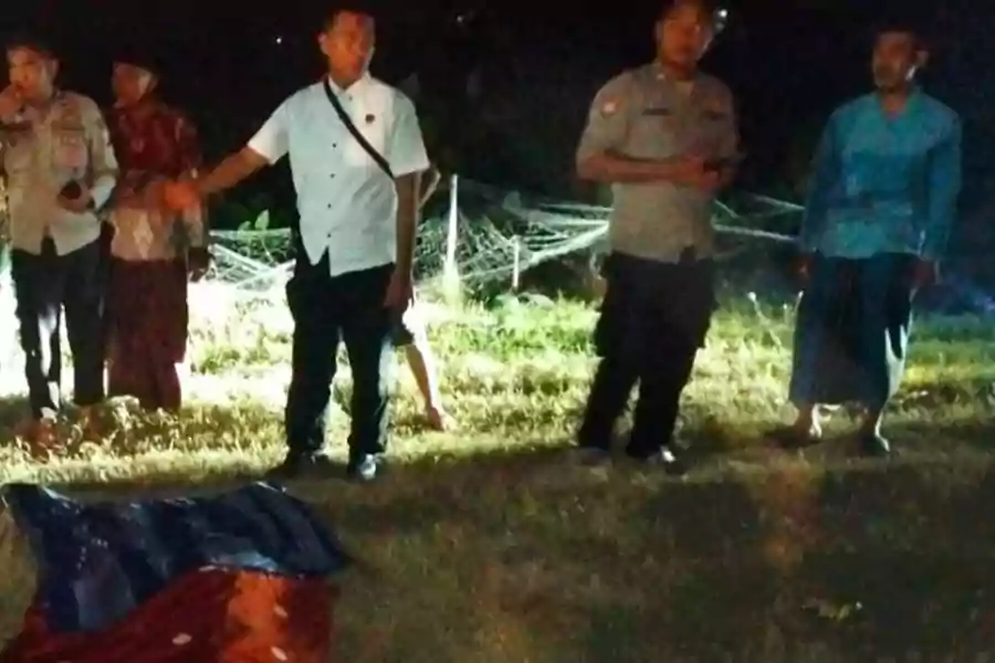 Polisi melakukan olah TKP.