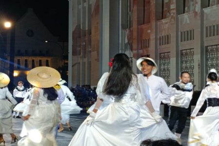 Pertunjukkan Opera Tandai Peresmian Wisata Kota Lama Surabaya Pertunjukan opera dalam peresmian Kota Lama Surabaya (dok. Rama Indra/beritajatim.com)