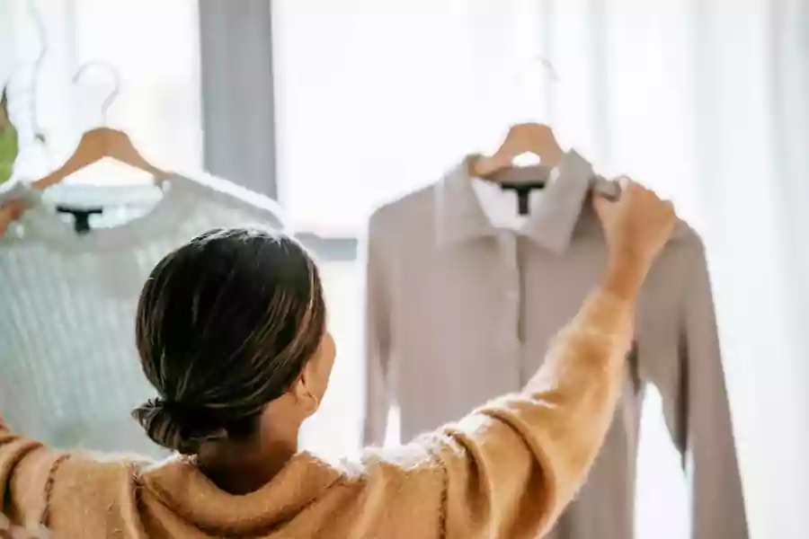 Ilustrasi memilih outfit agar terlihat mahal. (Pexels/Liza Summer)