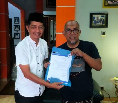 Dapat Arahan Heri Romadhon, Kades Serang Daftar Cawabup Blitar ke PAN Kepala Desa Serang, Dwi Handoko menyerahkan berkas Calon Wakil Bupati Blitar ke DPD PAN Kabupaten Blitar, Selasa (16/07/2024). (foto : Winanto/beritajatim.com)