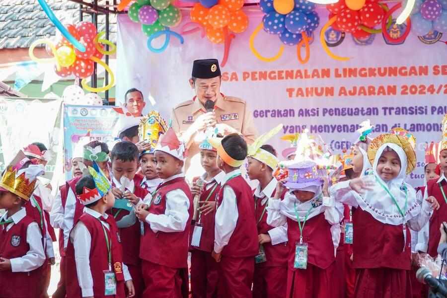 Bupati Lamongan, Yuhronur Efendi, berinteraksi dengan siswa SDN 1 Sidoharjo Lamongan, saat peluncuran masa pengenalan lingkungan sekolah (MPLS) tahun ajaran 2024-2025 serentak, Selasa (16/7/2024).
