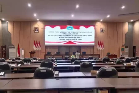 Hanya Dihadiri 18 Anggota DPRD Lamongan, Rapat Paripurna Rancangan KUA-PPAS Ditunda Kursi di dalam ruang rapat paripurna Gedung DPRD Kabupaten Lamongan terlihat banyak yang kosong, Kamis (18/7/2024).