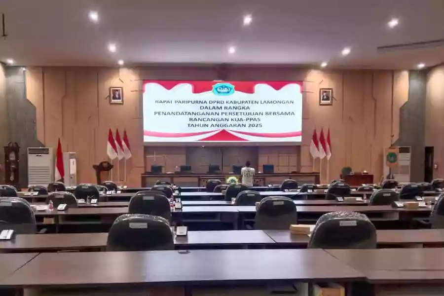 Kursi di dalam ruang rapat paripurna Gedung DPRD Kabupaten Lamongan terlihat banyak yang kosong, Kamis (18/7/2024).
