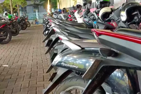 Ilustrasi tempat parkir liar di Surabaya. (Foto: Rama Indra/Beritajatim.com)