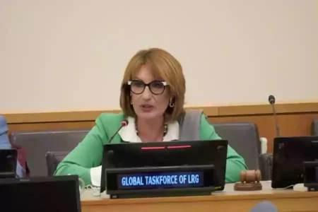 Emilia Saiz, mewakili Global Taskforce of Local and Regional Governments (GTF LRG) dan sekaligus UCLG Secretary General, menyapa Menteri Sosial Republik Indonesia Tri Rismaharini sebagai teman yang langka dan membanggakan yang hadir kembali di Markas Besar PBB