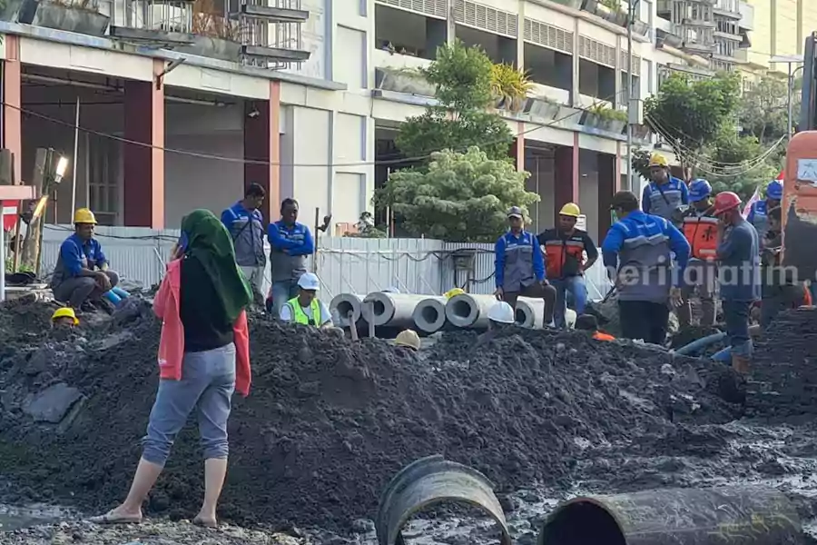Perbaikan pipa PDAM yang rusak akibat proyek tunnel Joyoboyo.