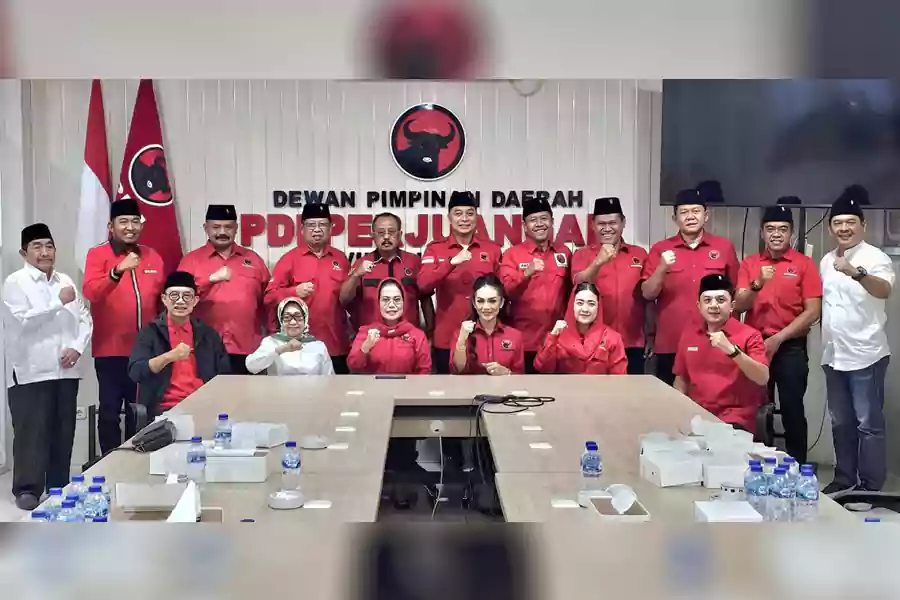 DPD PDI Perjuangan Jawa Timur menyerahkan surat DPP PDI Perjuangan untuk dukungan pencalonan kepada calon kepala dan wakil kepala daerah.