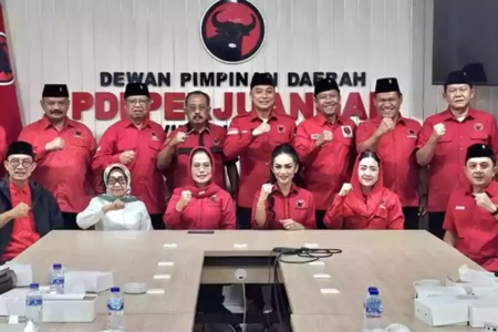 Pilkada 2024, PDIP Jatim Optimis Mampu Menang Optimal DPD PDI Perjuangan Jatim menyerahkan surat rekom pencalonan kepada calon kepala dan wakil kepala daerah.