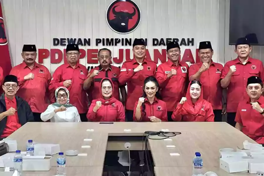 DPD PDI Perjuangan Jatim menyerahkan surat rekom pencalonan kepada calon kepala dan wakil kepala daerah.