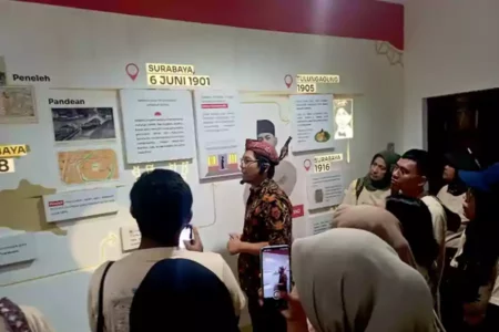 Peserta Peneleh Haritage Track dalami sejarah yang ada di Kampung Peneleh, Surabaya, Jumat (5/7/2024). (Fitri Yuliani/beritajatim.com)