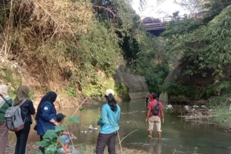 Bayi Dalam Tas Hanyut di Sungai Perbatasan Blitar-Tulungagung foto beritajatim