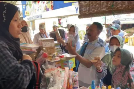 Tahun Ajaran Baru, Penjual Alat Tulis di Tuban Laris Manis foto beritajatim