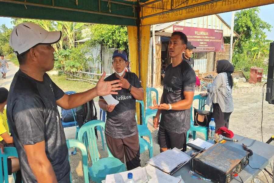 Zulkifli Syukur, berdiskusi dengan Pelatih Kepala Persela, Didik Ludianto, serta asisten Ragil Sudirman, saat seleksi pemain pitra dadrah di Lapangan Desa Kendal Kemlagi, Kecamatan Karanggeneng.