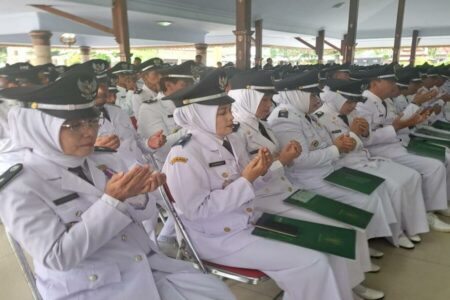 Gaji Kades dan Perangkat se Blitar Periode Agustus-Desember Belum Jelas Kades se Kabupaten Blitar, Kamis (18/07/2024) . (Foto : Winanto/beritajatim.com)
