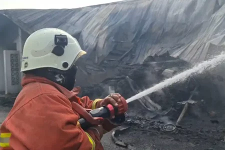 Gudang Penyimpanan Bijih Plastik di Mojokerto Terbakar foto beritajatim