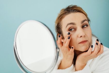 Gampang Memerah atau Bruntusan? Ini Urutan Skincare Aman untuk Kulit Sensitif foto beritajatim