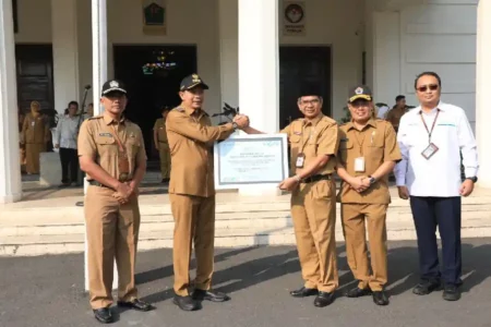 Simbolis penyerahan TJSL PLN 2024 kepada SD Negeri Tunjungsekar 1 Kota Malang.