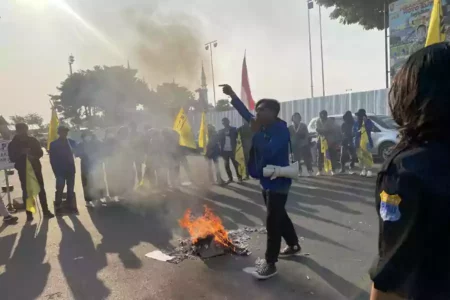 Aksi unjuk rasa PMII Cabang Tuban di depan kantor Pemkab Tuban. [Foto: Diah Ayu/beritajatim.com]