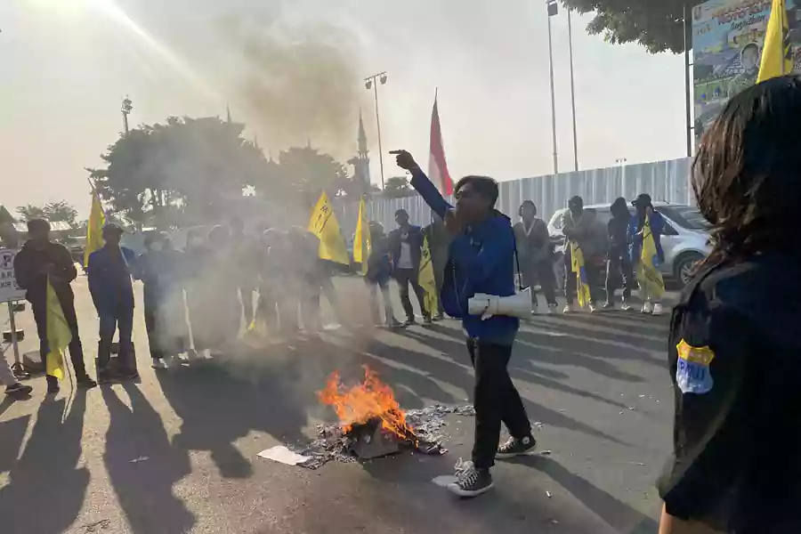 Aksi unjuk rasa PMII Cabang Tuban di depan kantor Pemkab Tuban. [Foto: Diah Ayu/beritajatim.com]