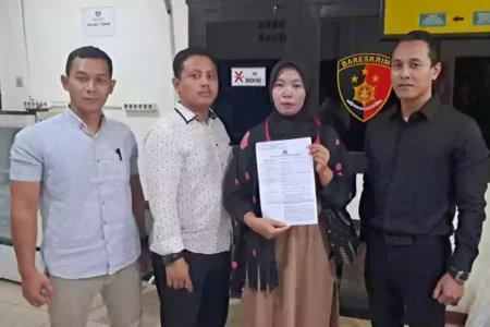 Tursini istri terdakwa Barno kasus pencurian besi yang laporkan oknum Kepolisian Polsek Merakurak di Polres Tuban. [Foto: Diah Ayu/Beritajatim.com]