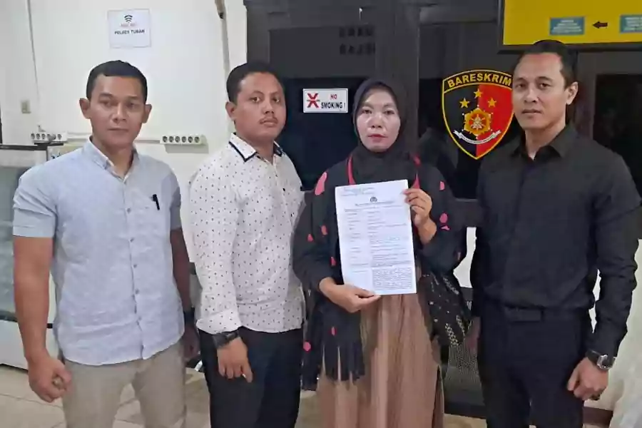 Tursini istri terdakwa Barno kasus pencurian besi yang laporkan oknum Kepolisian Polsek Merakurak di Polres Tuban. [Foto: Diah Ayu/Beritajatim.com]