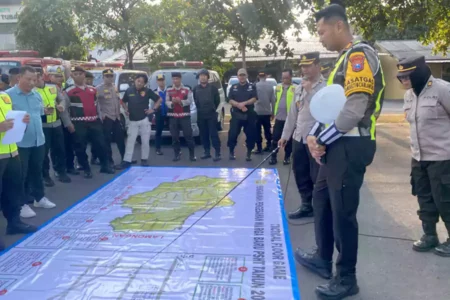 Kabag Ops Polres Tuban saat melakukan rekayasa pengamanan jelang pengesahan warga baru PSHT. [foto: Diah Ayu/beritajatim.com]