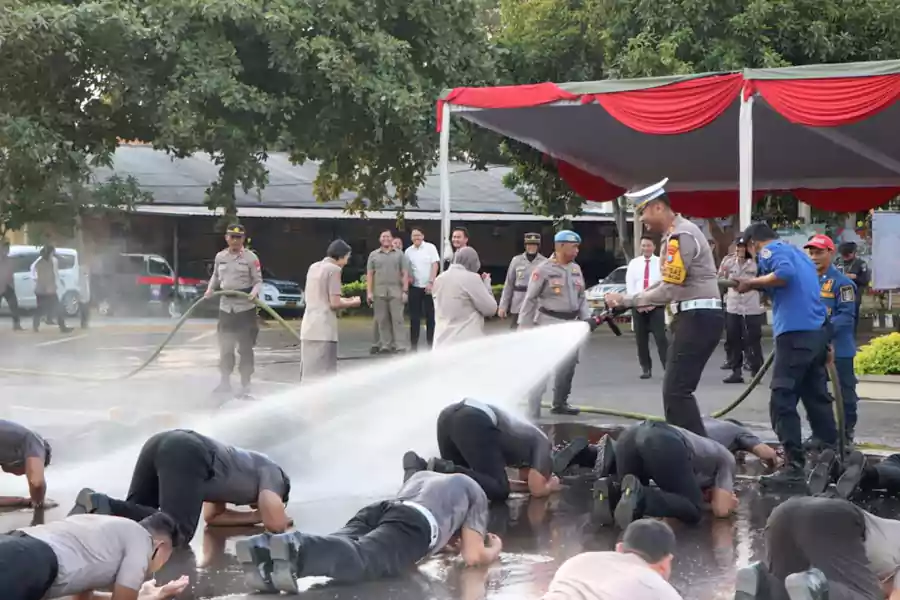 Anggota Polres Tuban yang naik pangkat diguyur air Pemadam Kebakaran.