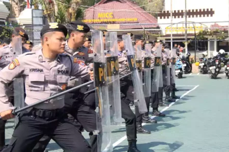 Kepolisian Resor Malang, menggelar latihan pengendalian massa (Dalmas) dan pengurai massa (Raimas).