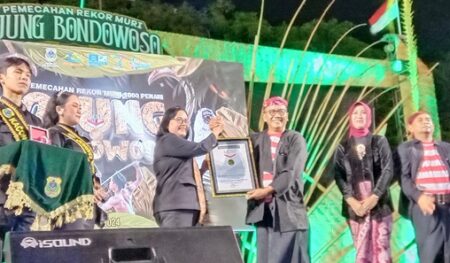 1.058 Penari Ojung Bondowoso Pecahkan Rekor Muri Dunia foto beritajatim