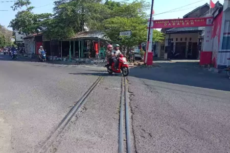 Salah satu rel kereta api jalur Kalisat - Panarukan yang sudah tidak dipergunakan lagi di Kecamatan/Kabupaten Bondowoso. (Deni Ahmad Wijaya/BeritaJatim.com)