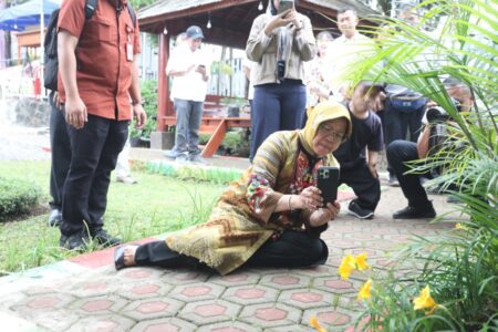 Begini Rahasia Sukses Wirausaha Mandiri Bagi Disabilitas dari Mensos Risma Mensos Risma mengambil foto hingga turun di lantai