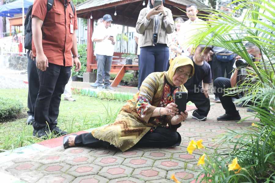 Mensos Risma mengambil foto hingga turun di lantai