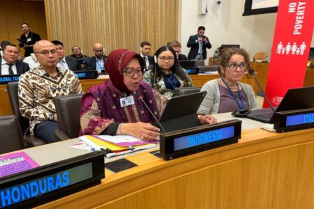 Hadir di Markas Besar PBB, Ini yang Disampaikan Mensos Risma ke Forum Internasional Menteri Sosial Republik Indonesia Tri Rismaharini didampingi Arrmanatha Christiawan Nasir, Duta Besar/Perwakilan Tetap Republik Indonesia untuk PBB di New York dan Ira Mamesah, Koordinator Fungsi Ekonomi dan Pembangunan Berkelanjutan PTRI New York, berbicara di di Forum Politik Tingkat Tinggi (High Level Political Forum)
