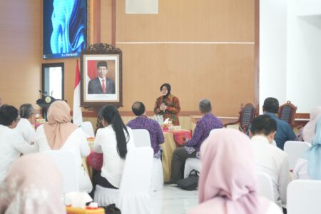 Mensos Risma Fokus Bangun SDM, Ini Penjelasan Lengkapnya! Menteri Sosial Tri Rismaharini (Mensos Risma) menekankan pentingnya membangun Sumber Daya Manusia (SDM) sebagai salah satu solusi utama dalam menangani konflik sosial dan meningkatkan kesejahteraan sosial