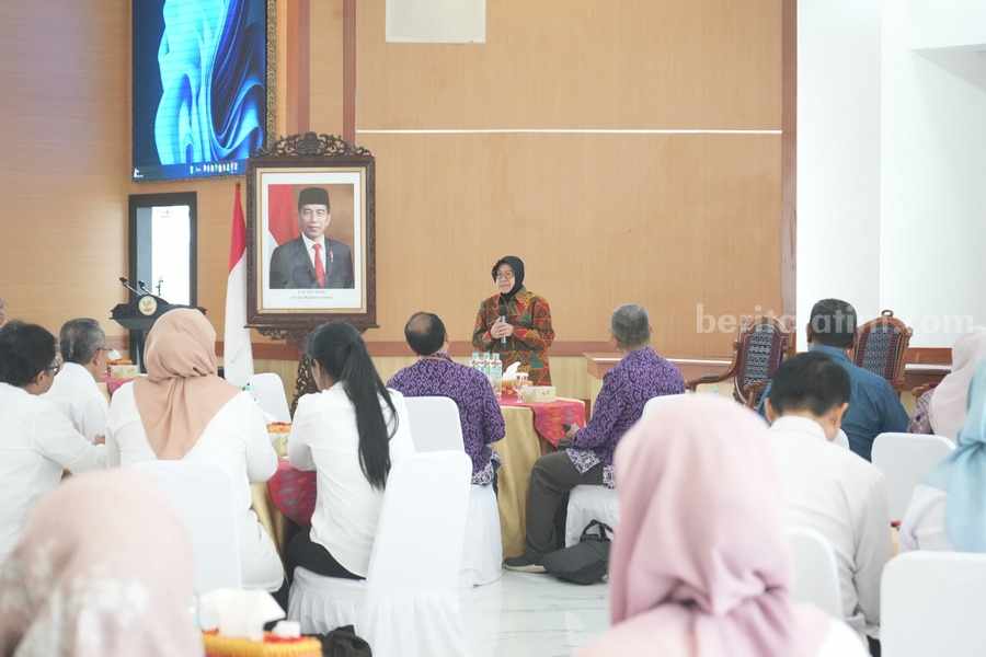 Menteri Sosial Tri Rismaharini (Mensos Risma) menekankan pentingnya membangun Sumber Daya Manusia (SDM) sebagai salah satu solusi utama dalam menangani konflik sosial dan meningkatkan kesejahteraan sosial