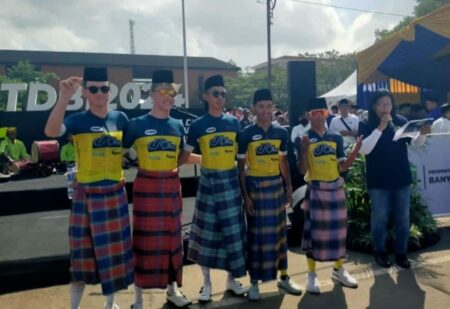 Etape Pertama Tour de Banyuwangi Ijen, Pembalap Pakai Sarung Etape Pertama Tour de Banyuwangi Ijen, Pembalap Pakai Sarung