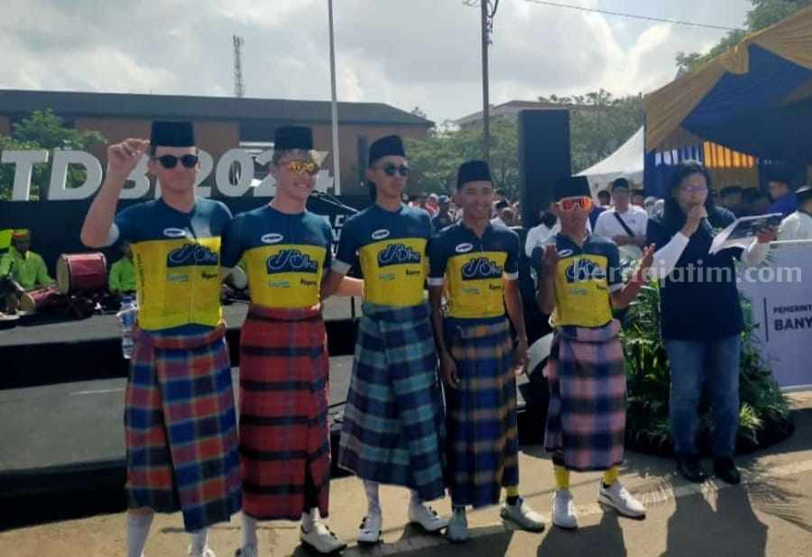Etape Pertama Tour de Banyuwangi Ijen, Pembalap Pakai Sarung
