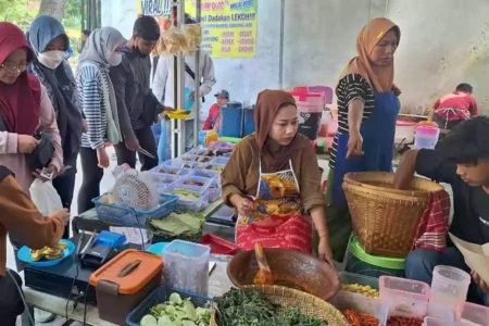 Nikmat dan Mantapnya Sego Sambal Mbak Dias depan Lapas Lamongan Dias Ayu Febriana, sibuk melayani pembeli di warungnya, Jalan Sumargo Lamongan, Sabtu (13/7/2024).