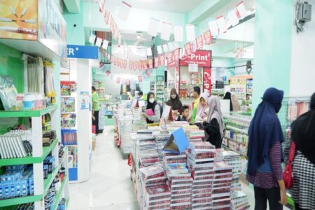 Menilik Toko Alat Tulis Kantor (ATK) Terlengkap, Termurah dan Legendaris di Jember Toko ATK Senyum Media di Jember