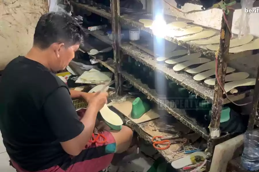 Home industri pembuatan sepatu.