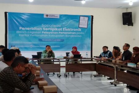 Layanan Sertifikat Pertanahan Elektronik Bondowoso Diterapkan Bulan Ini Sosialisasi Penerbitan Sertifikat Elektronik di Kantor Pertanahan Bondowoso, Kamis (11/7/2024) sore. (Deni Ahmad Wijaya/BeritaJatim.com)