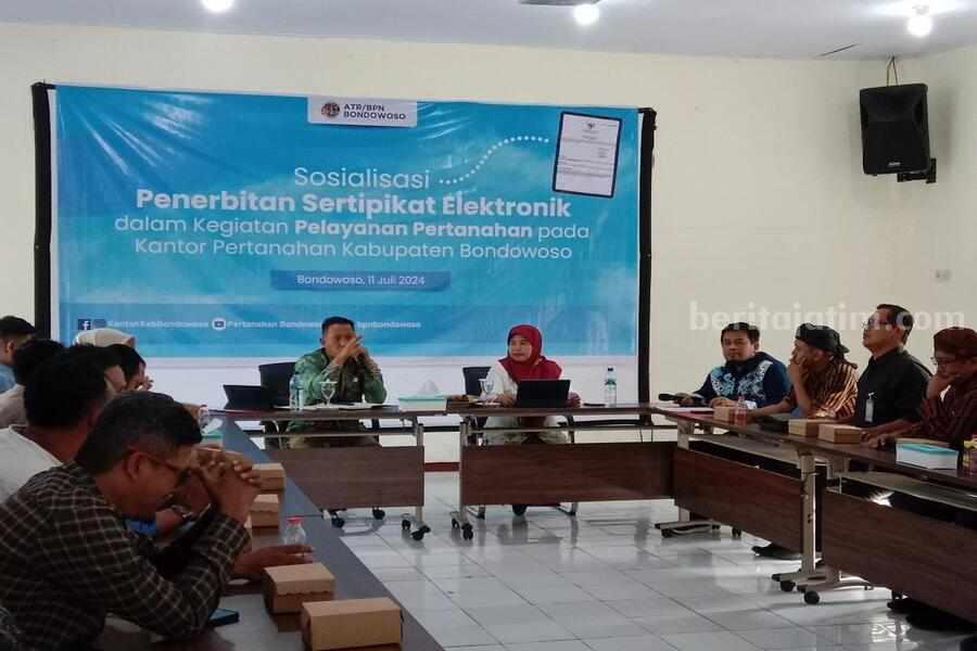 Sosialisasi Penerbitan Sertifikat Elektronik di Kantor Pertanahan Bondowoso, Kamis (11/7/2024) sore. (Deni Ahmad Wijaya/BeritaJatim.com)
