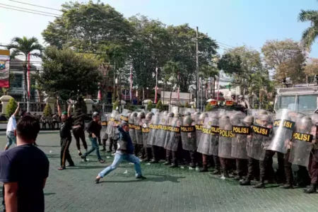 Kepolisian Resor Malang menggelar simulasi Sistem Pengamanan Kota (Sispamkota) di halaman Mapolres Malang.
